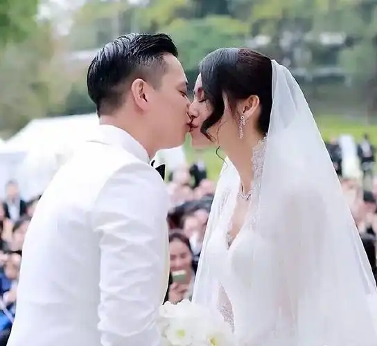 胡杏儿难忘婚礼 晒与老公热吻照感恩众人 _港台明星_娱乐_新闻中心