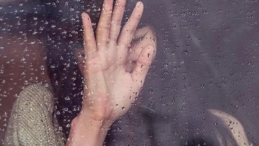 一个女人倚窗无奈的图片高清原图查看