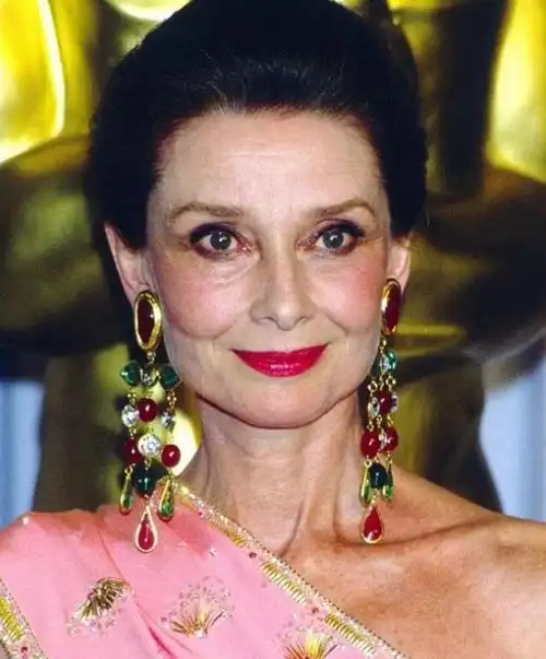 晚年的奥黛丽·赫本:把慈爱献给了贫困的儿童,满脸皱纹也如天使