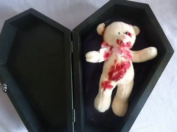 还我纯真童年! 「死尸熊布偶」开脑脏器外露满身血