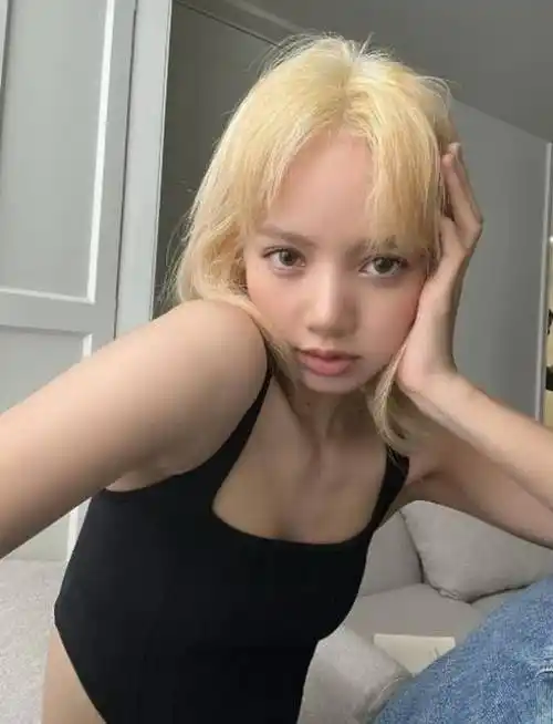 blackpink成员lisa晒卧室自拍 "金发碧眼"的辣丽萨好可爱!