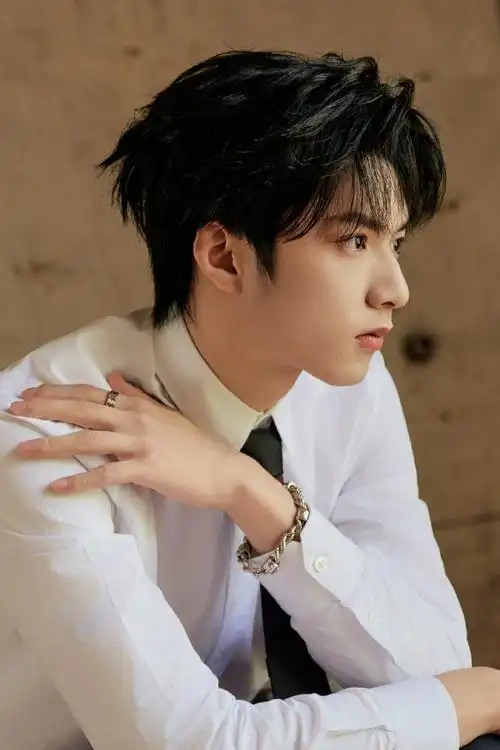 刘耀文晒了微博电影之夜造型,黑西装白衬衫撑伞造型,谁能不被耀文怂