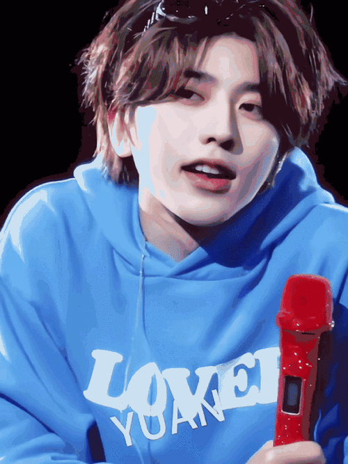 蔡徐坤撩头发摸下巴