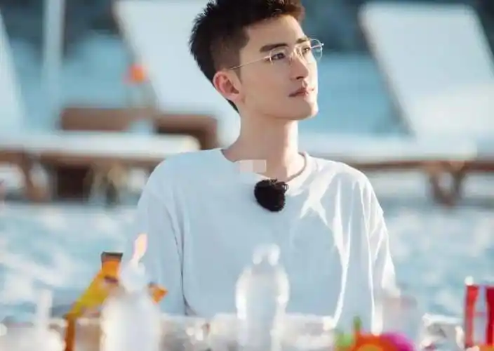 板寸头干净的白t恤,这样还挺有少年感的,如今张翰积极健身,可见也是有