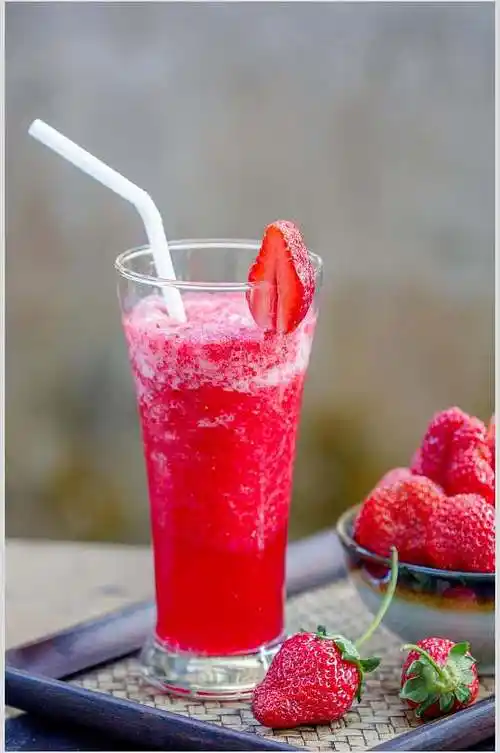 营养草莓冰饮果汁夏日清凉摄影图