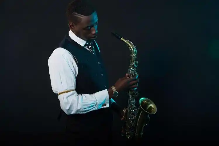 吹着萨克斯的男人