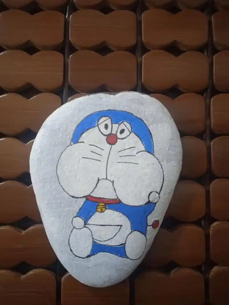 手绘石头画 #纯手绘 #哆啦a夢 - 抖音