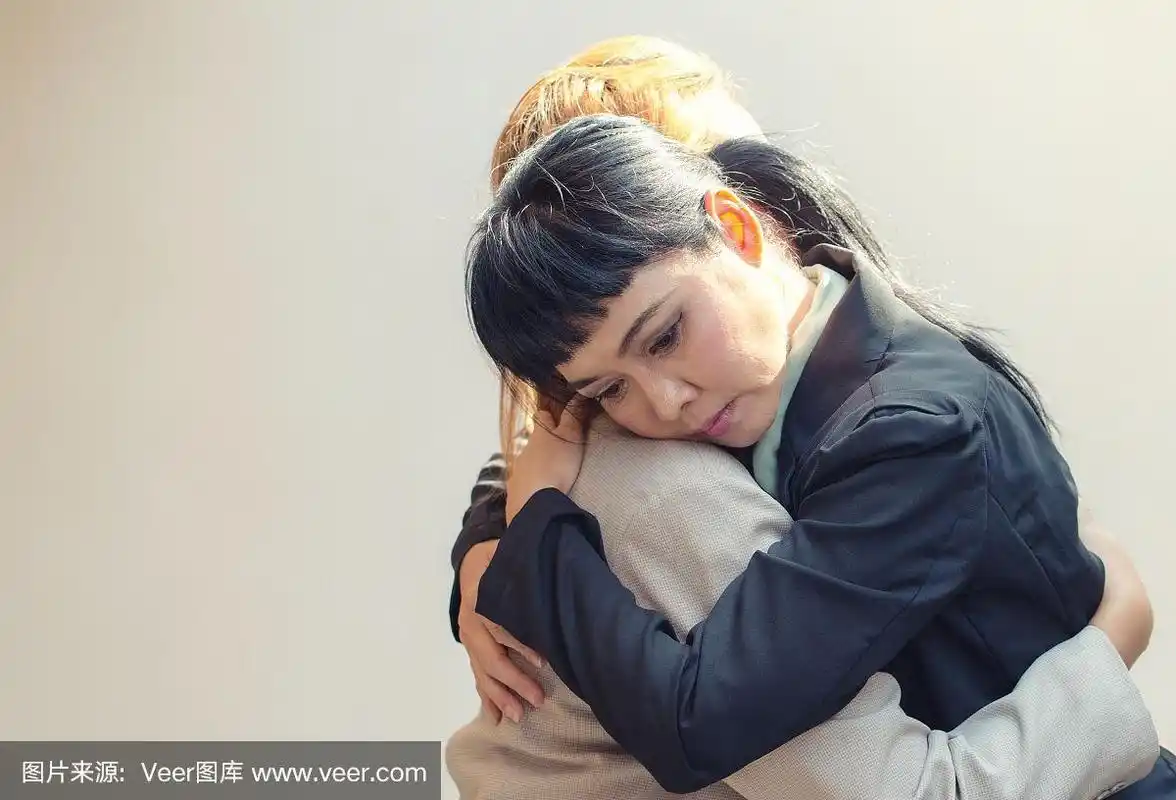 两个悲伤的朋友互相拥抱的侧影.