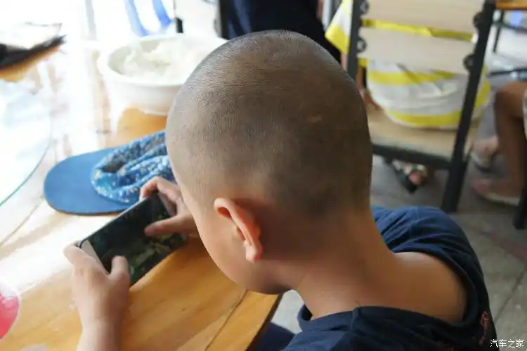 再来看看这个大光头的.哈哈.001车友家的公子.