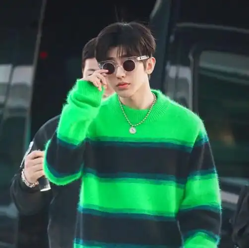 蔡徐坤太厉害绿色毛衣搭配黑裤子竟一点不土果然长相很重要