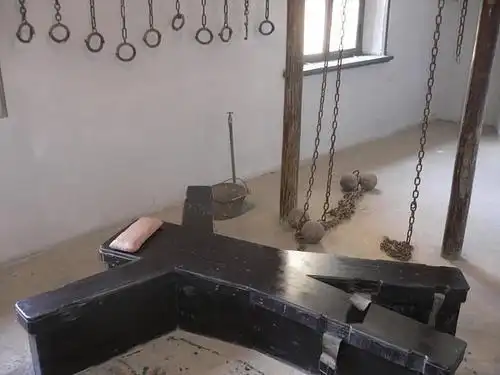 古代老虎凳到底有多恐怖只需4块砖头便让犯人招供