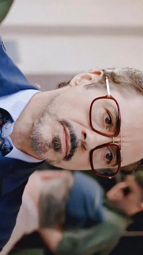 rdj -tonystark 红框眼镜也好好看 -15. 来自_anz - 微博