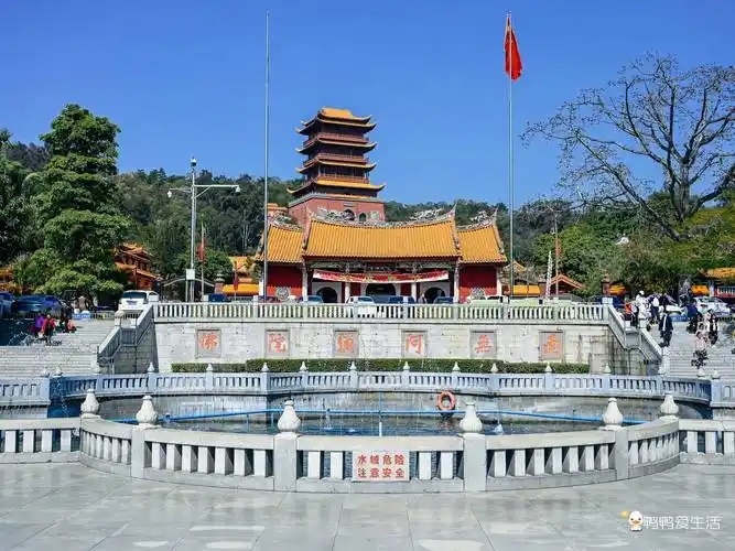 相比于南普陀寺如今已成为知名旅游景点,来梵天禅寺的游客还是比较少