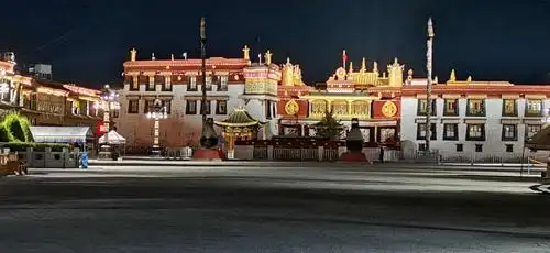 大昭寺,夜拍正门,没了白天人潮人海的喧嚣,看起来还挺不错的