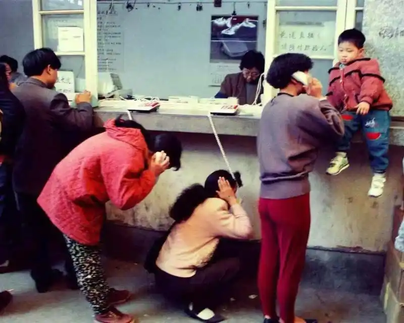 上海电信博物馆内的有人值守公用电话亭.