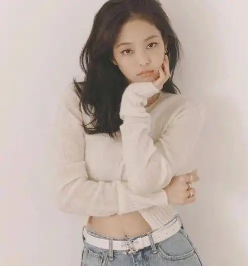 jennie拍照也不忘宣传人设故意解开纽扣炫腹硬照表现力太绝