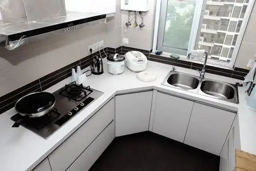 此外,简单的柜体设计更加凸显了地吊柜五角柜特色,不再是一字型或其他