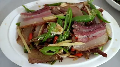 请叫我艾小姐做的青椒炒腊肉