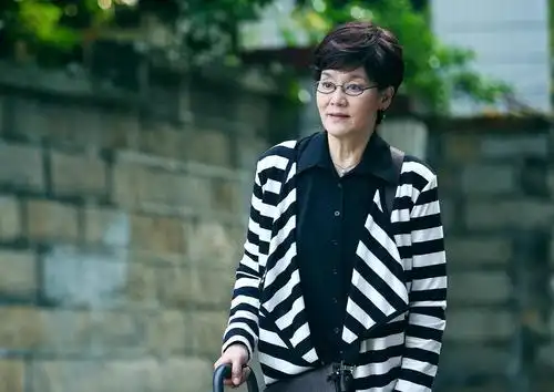 原创潘虹年近70岁老年斑凸显眼角皱纹眼镜都遮不住却优雅出一片天