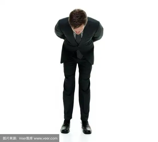 商人穿西装打领带,站在白色背景上鞠躬