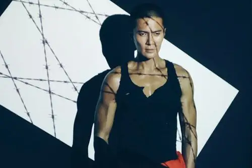 《坏家伙们》肌肉帅哥来袭 赵东赫圆寸遭人迷(图)