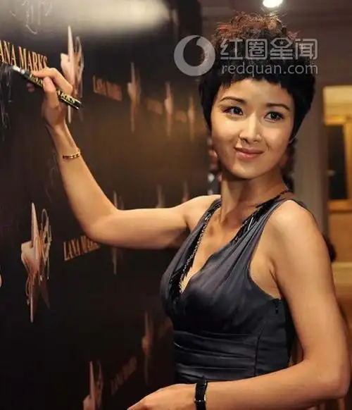 目前,对于黄曼的感情生活,有网爆料称黄曼曾与男演员李乃文因电视剧