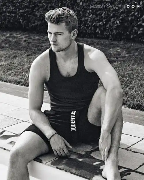 三位帅气的足球运动员登上意大利时尚杂志外形不输专业男模