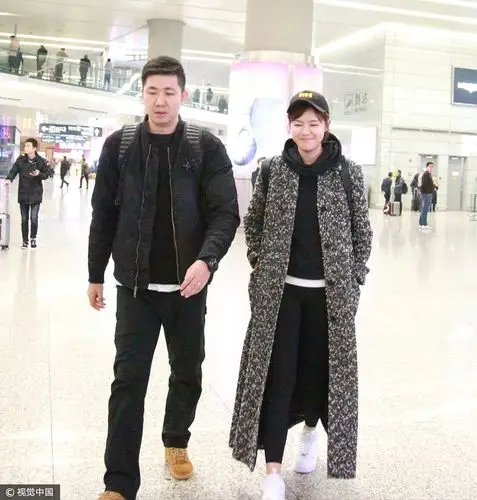 5/ 7李艾与经纪人老公张徐宁亮相.6/ 7李艾.7/ 7李艾现身.