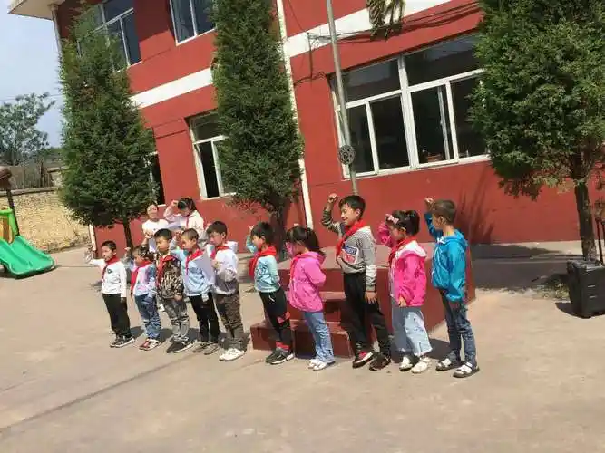 中国少年先锋队青沿小学举行"争做新时代好队员"新队员入队仪式