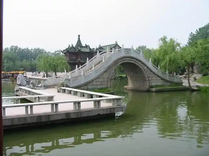 扬州瘦西湖,桥畔青柳桥上亭