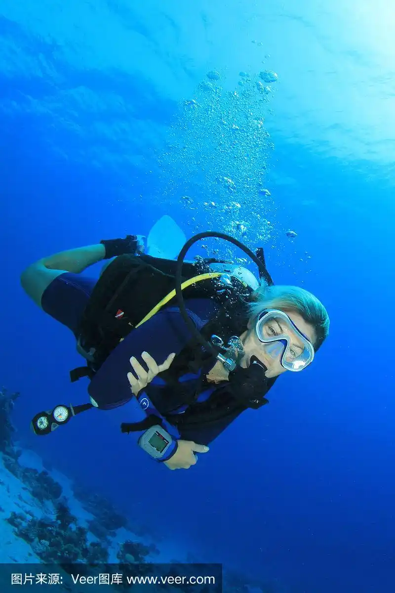 女人戴水肺的潜水员