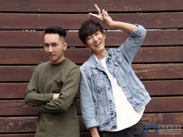 邱昊奇(右)和同门刘雨凯出席媒体餐叙.(图/达腾娱乐提供)