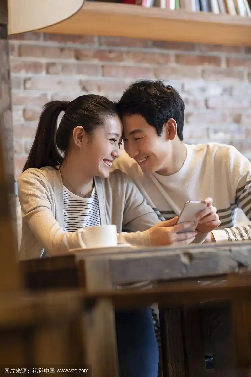 年轻情侣在咖啡店约会