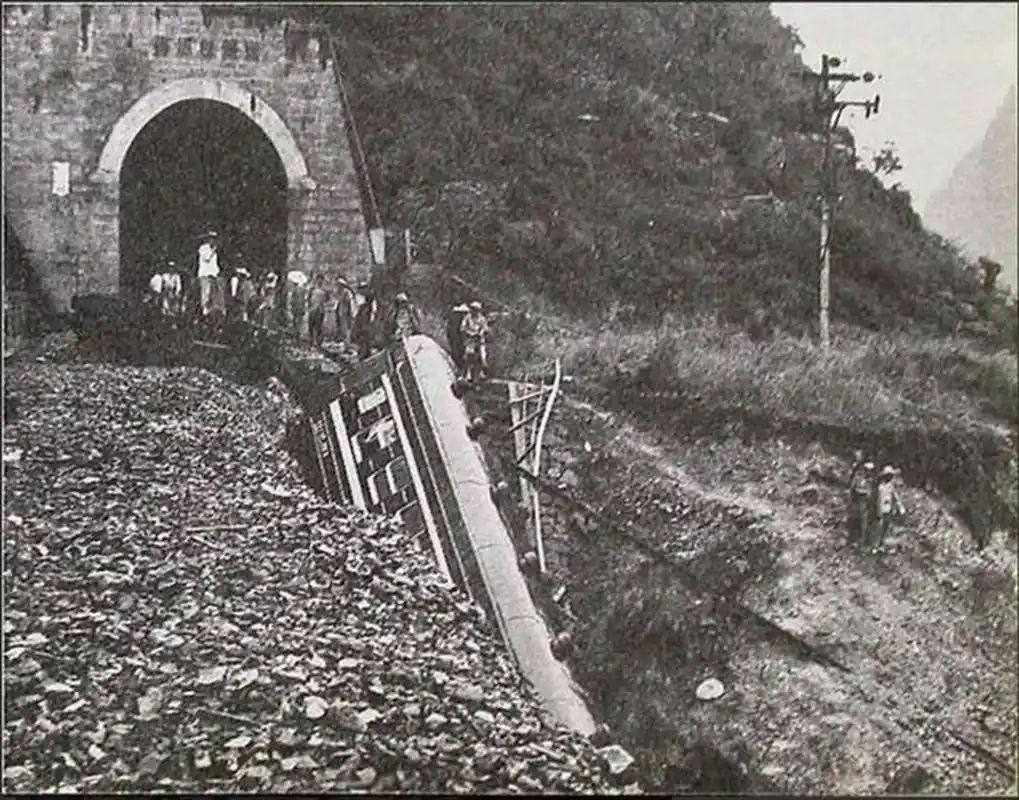 1981年,奶奶包隧道坠桥事故的现场照片,事故的起因是奶奶包隧道地区