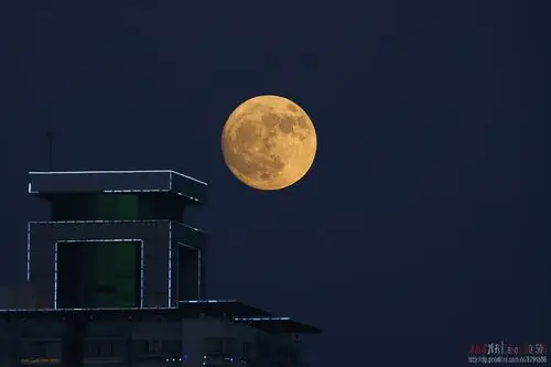 月儿圆圆挂楼头