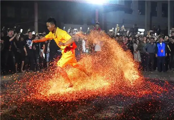 震撼视觉的"下火海"——雷州水店村奉献"民俗文化大片"__财经头条