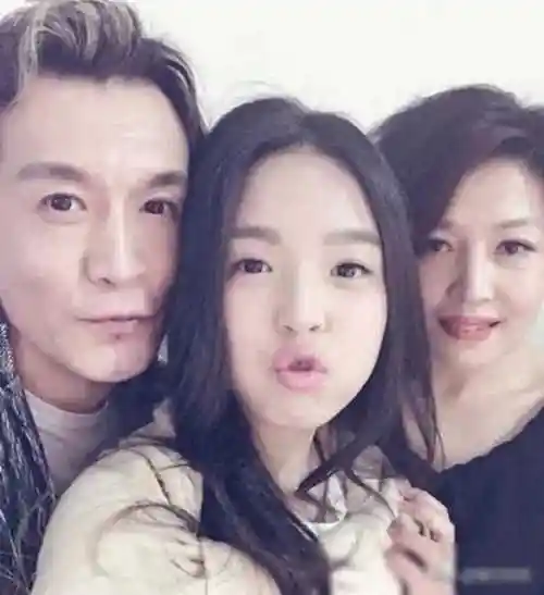 低调庆生!哈文55岁生日,赴日享高端美食,仍为前夫留餐具