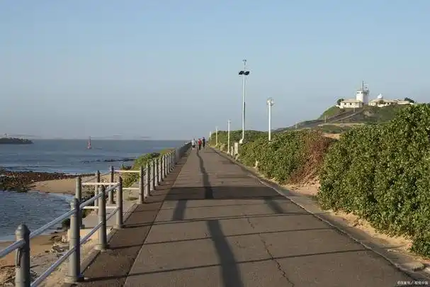 有一条著名的环海公路——滨海路,这里是大连的标志性景点之一,也是