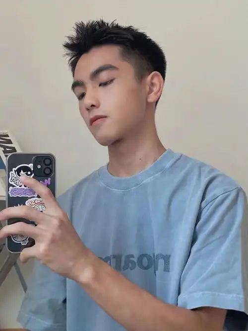 不侧分的男生短发也太帅了吧