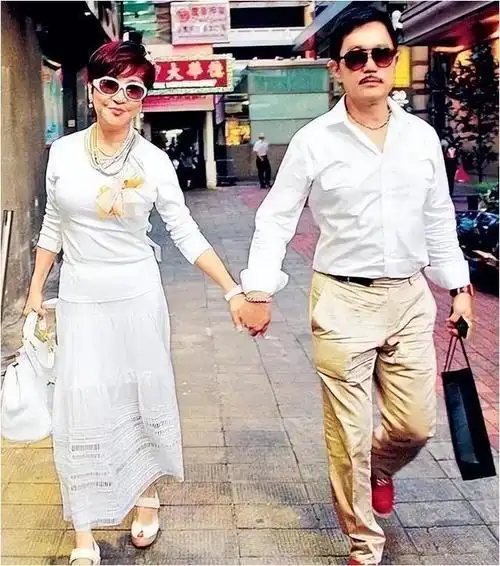 狄波拉为爱甩美国富豪牵手小11岁丈夫如今恩爱如初