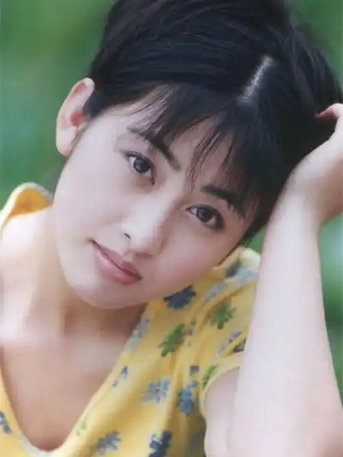 她一婚嫁张铁林, 二婚嫁大23岁男星, 如今结婚9年还十分低调!