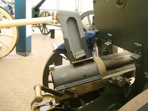 哈奇开斯转管炮被用于压制步兵,堡垒和战舰上也有