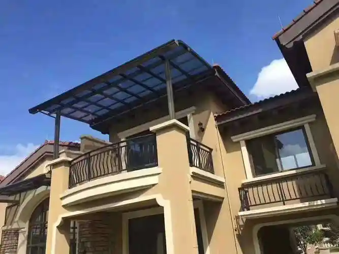 由于其具有良好的抗压性,铝合金雨棚一般采用钢板或者塑料制成.