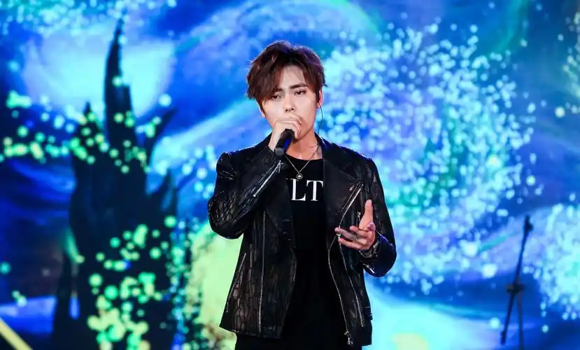 实力男歌手田校同亮相缦图颁奖典礼 新歌首唱燃爆现场