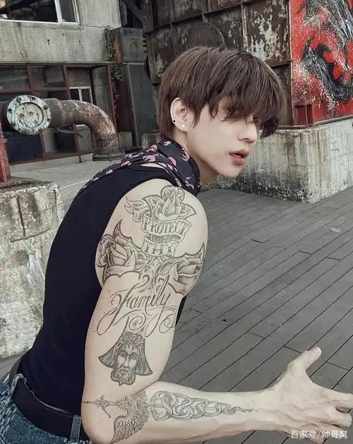 时尚感十足的肌肉纹身小奶狗,白净肌肤英俊的五官,却喜欢纹身!