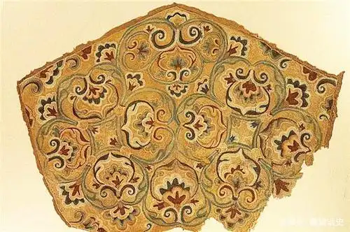 联珠团窠纹的结构骨骼为平行排列,图案重复连续的圆形,花纹呈旋转样式