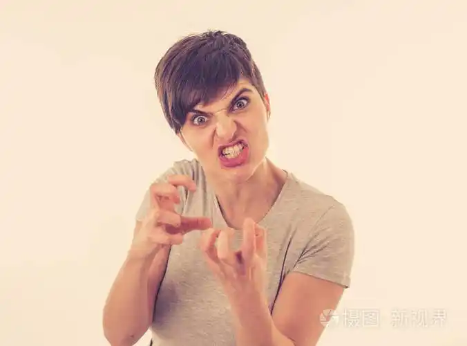 特写年轻迷人的高加索女人的肖像,带着愤怒的脸.