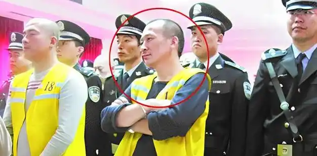 2013年青岛黑老大聂磊被执行死刑被抬进死刑车时他满脸惊恐