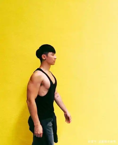 这样肌肉男胸肌你见过吗?