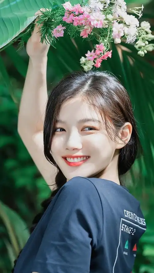 求这种笑的灿烂的女生头像